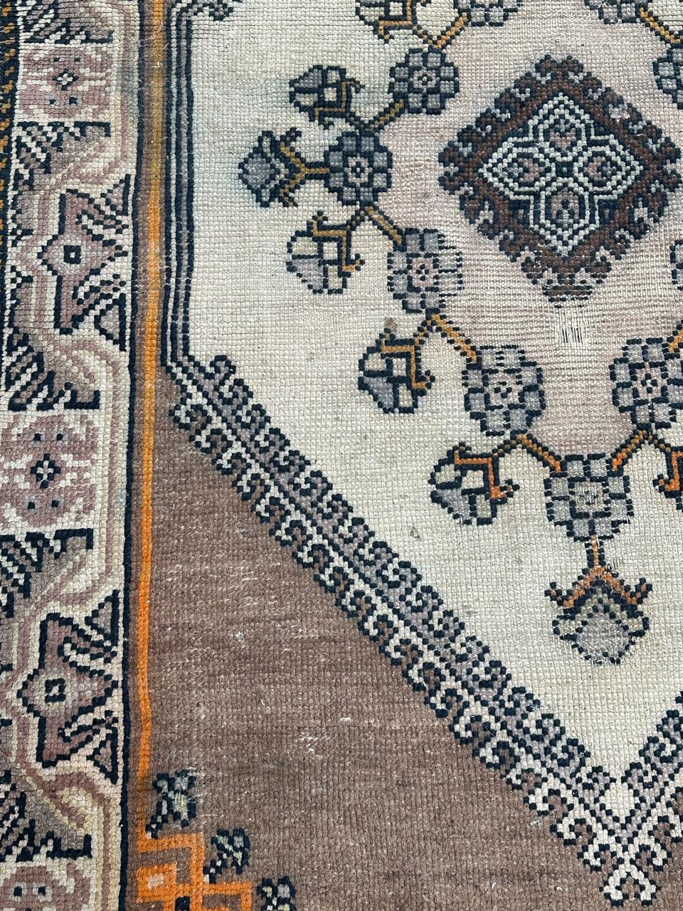 Pretty mid century Tunisian rug with a geometrical and tribal design and nice colours with white, orange, pink, purple, brown and black, entirely hand knotted with wool on cotton foundation 

✨✨✨
