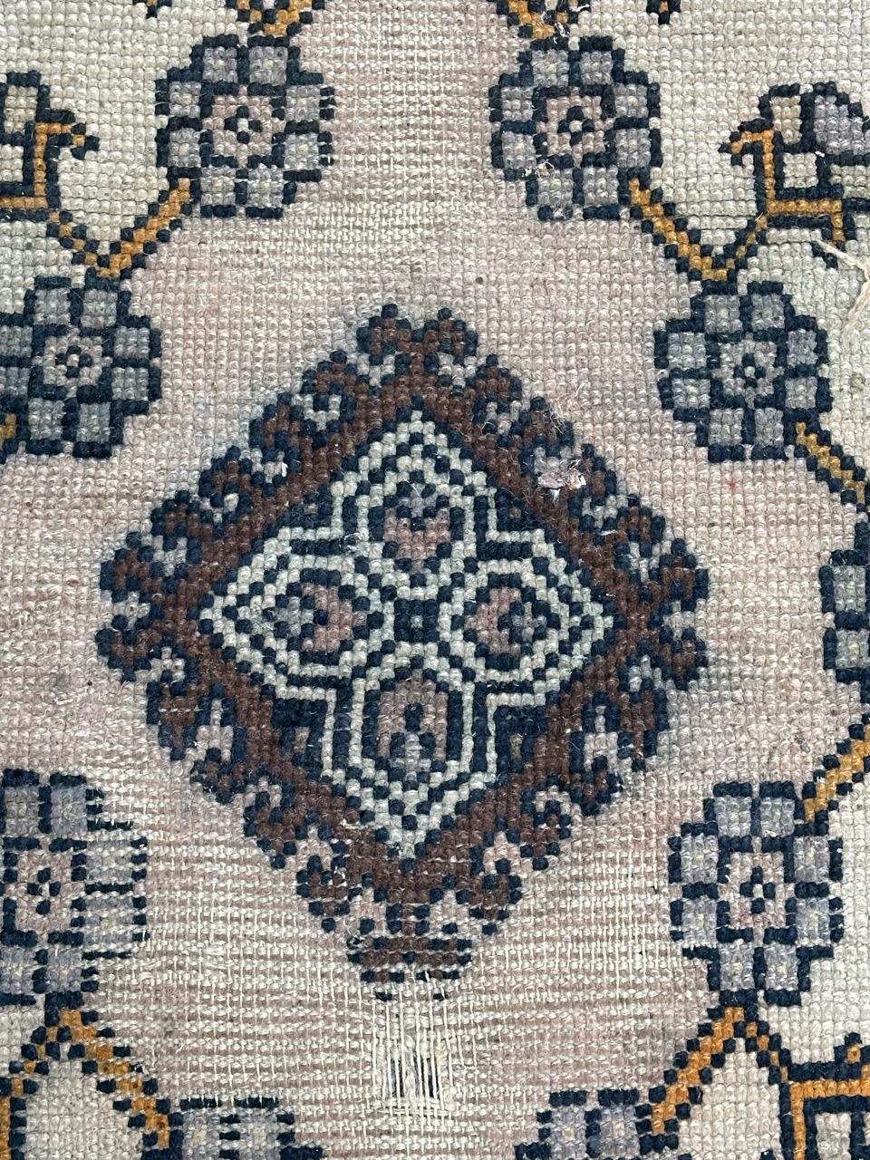 Bobyrug Schöner tunesischer Kairouan-Teppich im Vintage-Stil im Zustand „Relativ gut“ im Angebot in Saint Ouen, FR