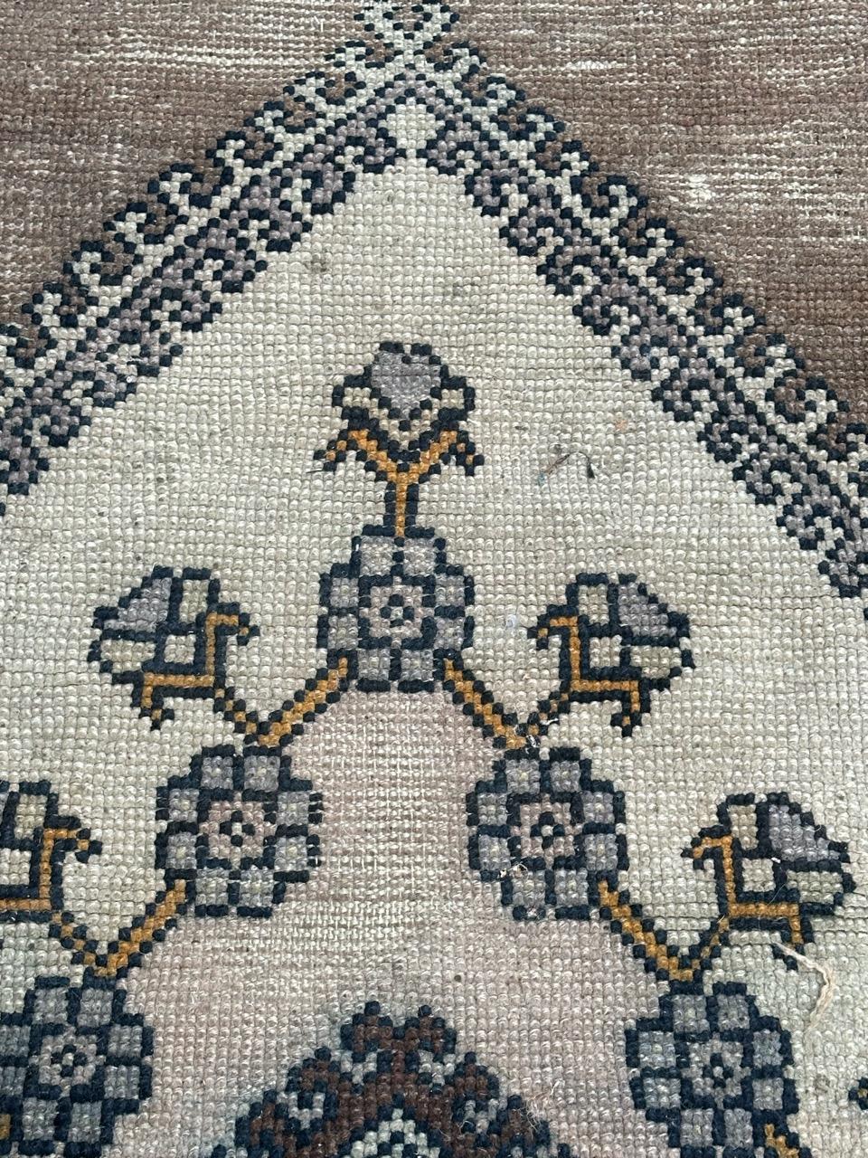 Bobyrug Schöner tunesischer Kairouan-Teppich im Vintage-Stil (20. Jahrhundert) im Angebot
