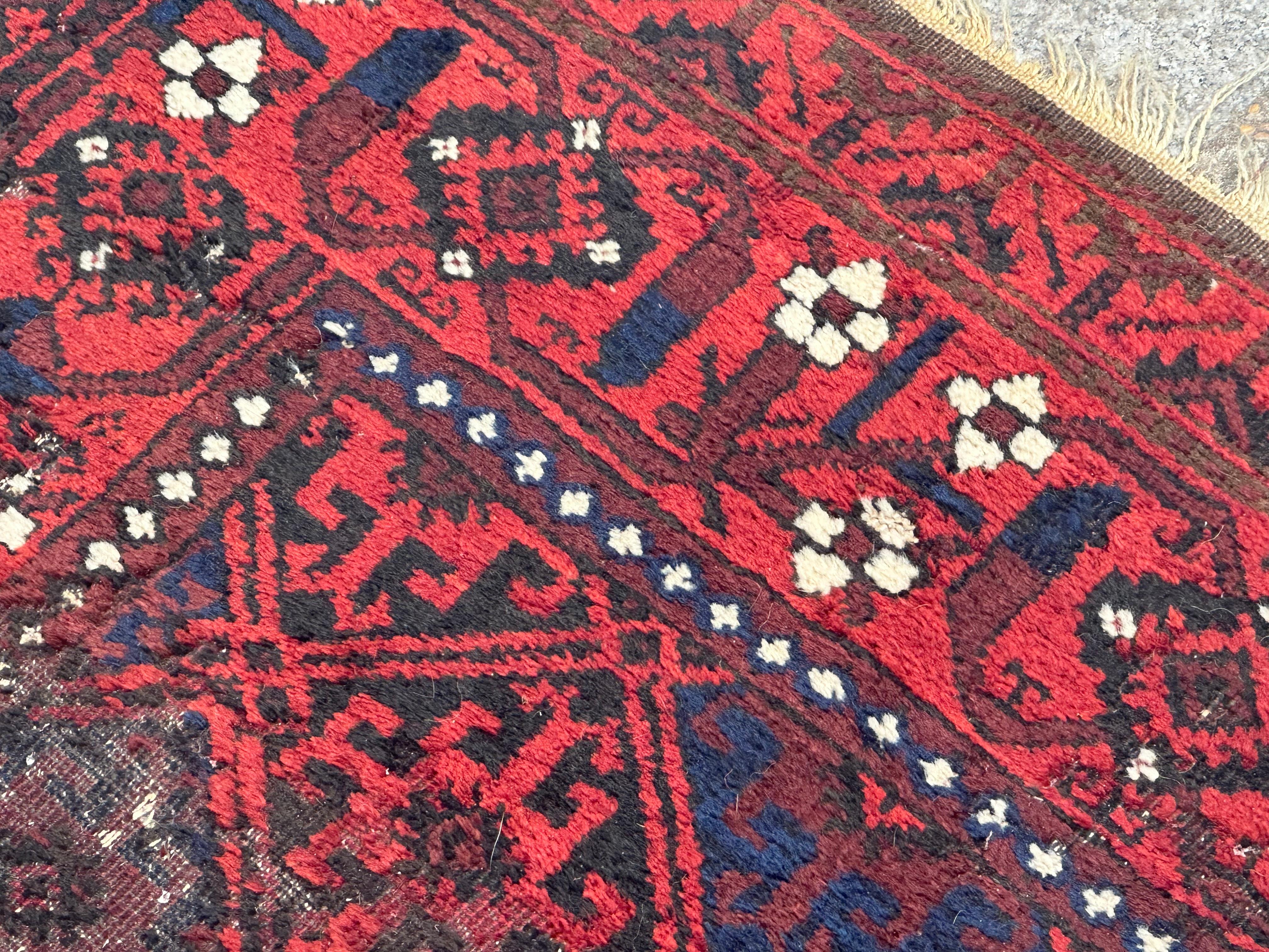 Annodato a mano Tappeto antico tribale Turkmen Baluch Afghan di Bobyrug, afflitto da una distorsione in vendita