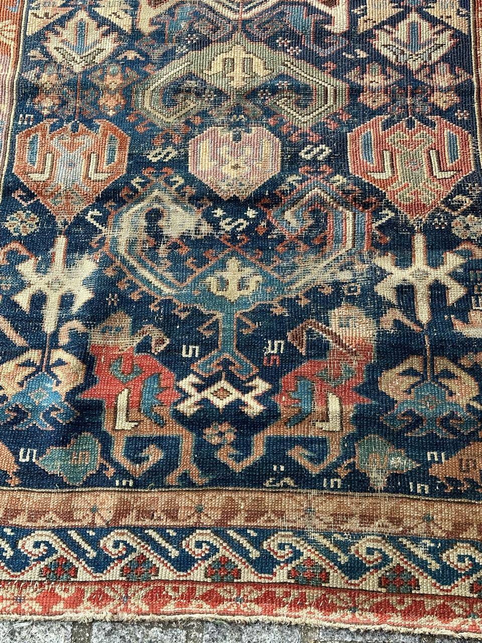 Schöner kaukasischer Schirwan-Teppich aus dem späten 19. Jahrhundert mit schönen geometrischen und stilisierten Mustern mit vielen Symbolen und Zeichen und auch stilisierten Vögeln und Tieren, mit einer typischen Bordüre des antiken