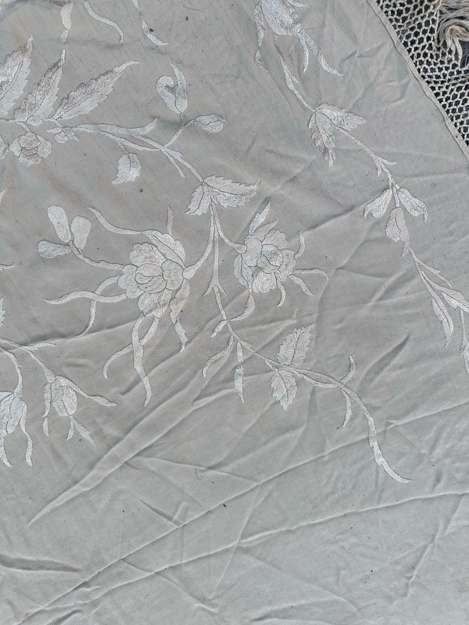 Bobyrug’s Beautiful Antique Manila Embroidered piano Shawl Chinese embroidery In Good Condition For Sale In Saint Ouen, FR