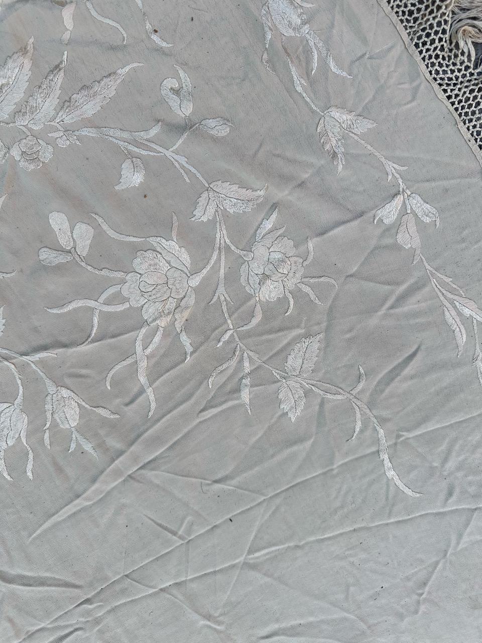 Beautiful Antique Manila Embroidered piano Shawl Chinese embroidery In Good Condition For Sale In Saint Ouen, FR
