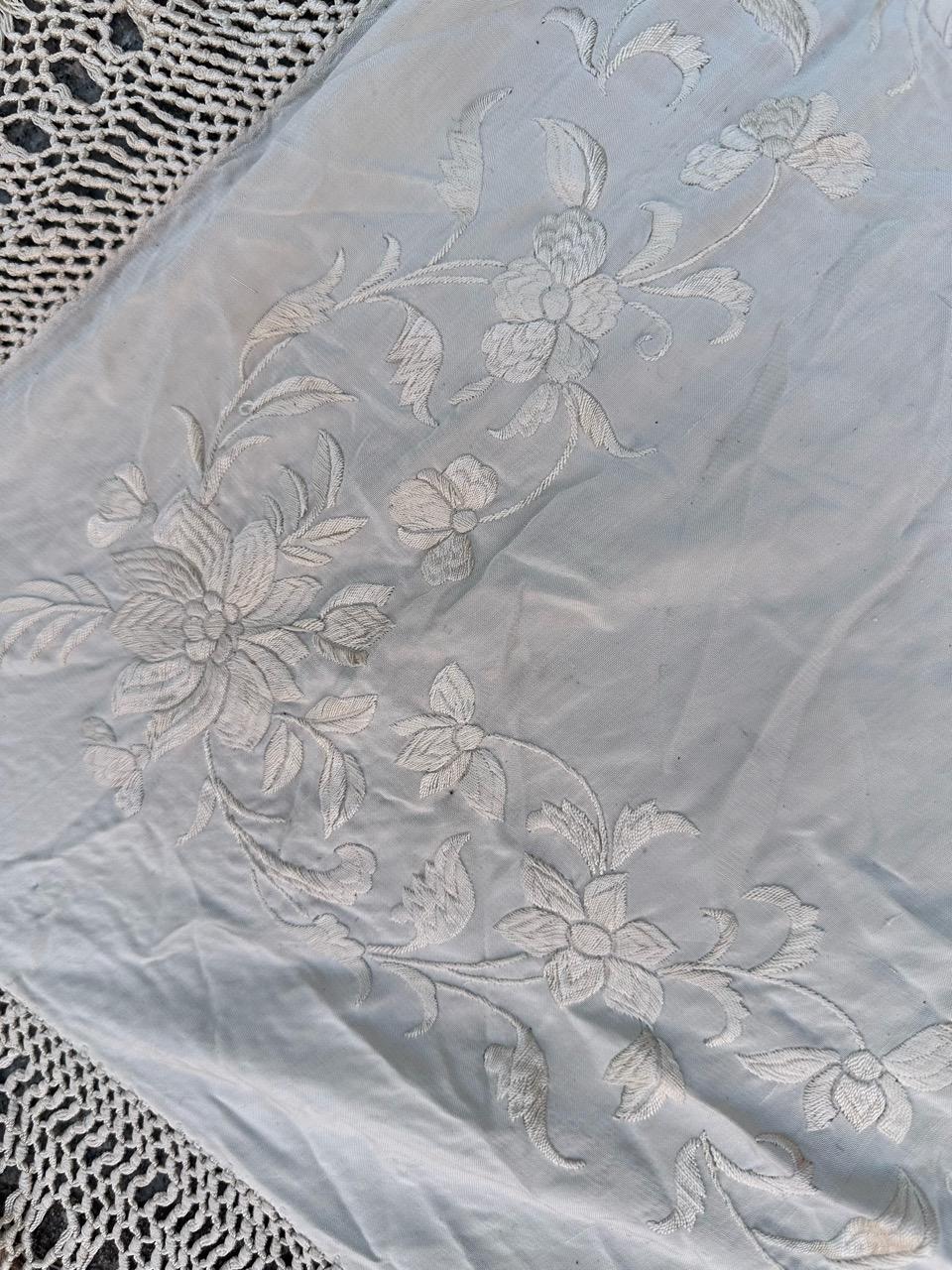 Silk Bobyrug’s Beautiful Antique Manila Embroidered piano Shawl Chinese embroidery For Sale
