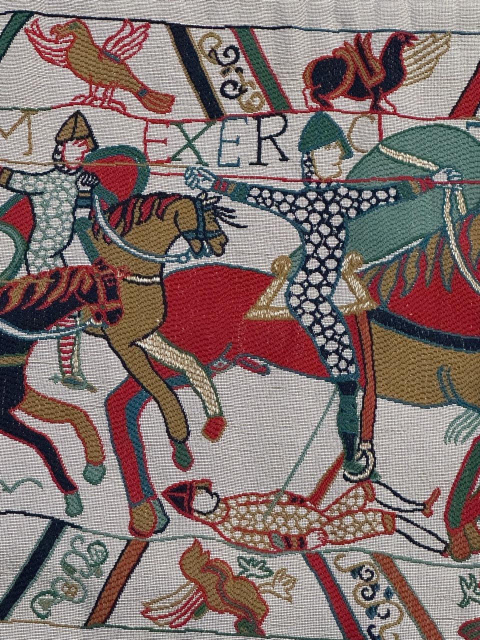 Découvrez le charme de notre exquise tapisserie française vintage présentant une section de la tapisserie de Bayeux. Fabriqué par Les Tissages La Filandière à Fresnoy-le-Grand, ce chef-d'œuvre a été tissé selon la technique du métier à tisser
