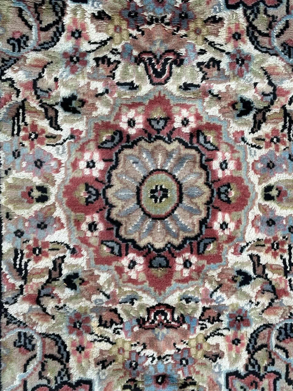 Nice 20th century Pakistani rug with beautiful floral design and nice colours with a white field, pink , blue , orange and black, entirely and finely hand knotted with wool and silk on cotton foundation.

✨✨✨
