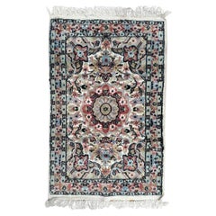 Magnifique petit tapis pakistanais vintage en soie et laine 