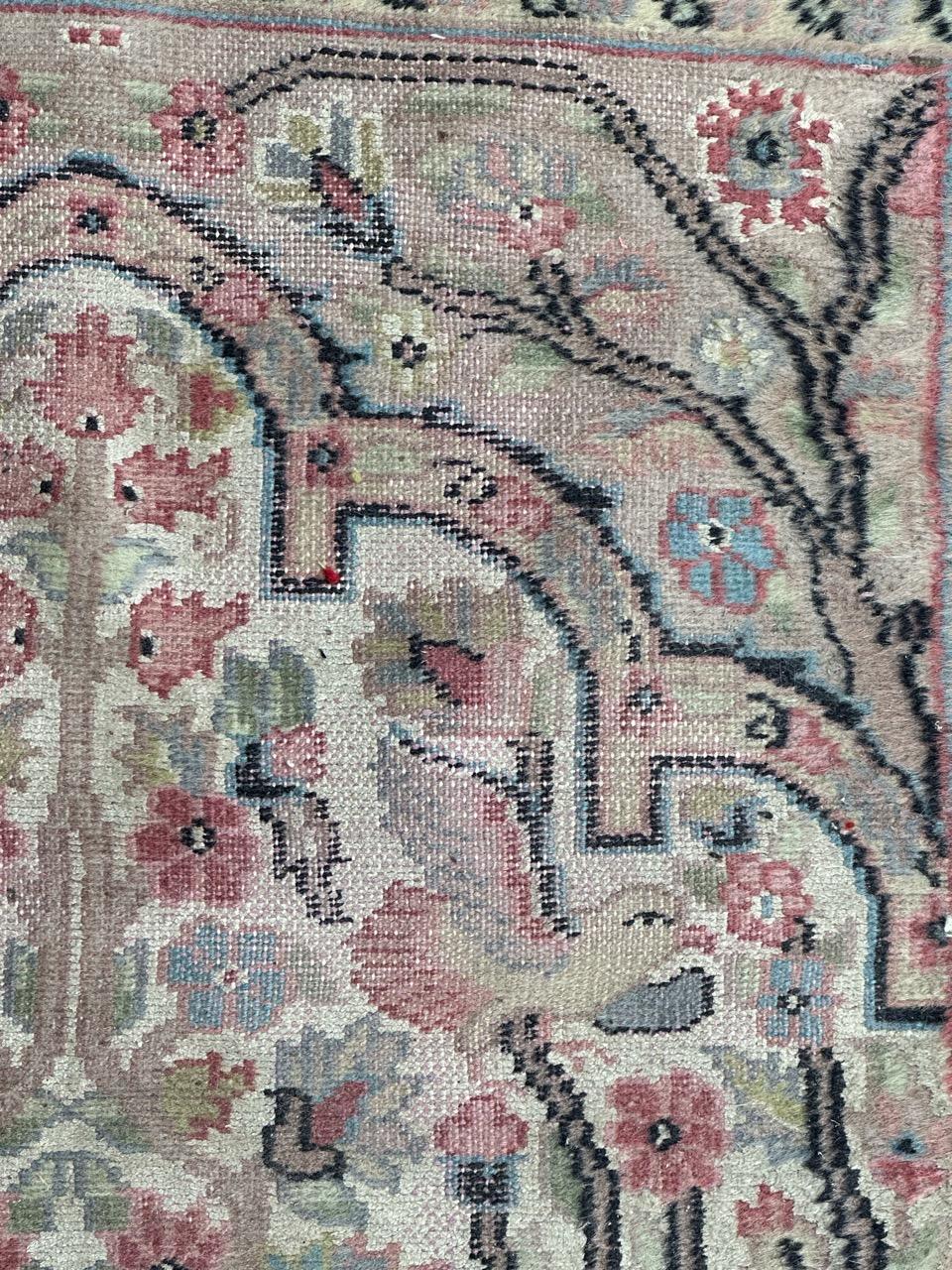 Nice 20th century Pakistani rug with beautiful floral design and nice colours with a white field, pink , blue , orange and black, entirely and finely hand knotted with wool and silk on cotton foundation. Wears and uniform used.

✨✨✨
