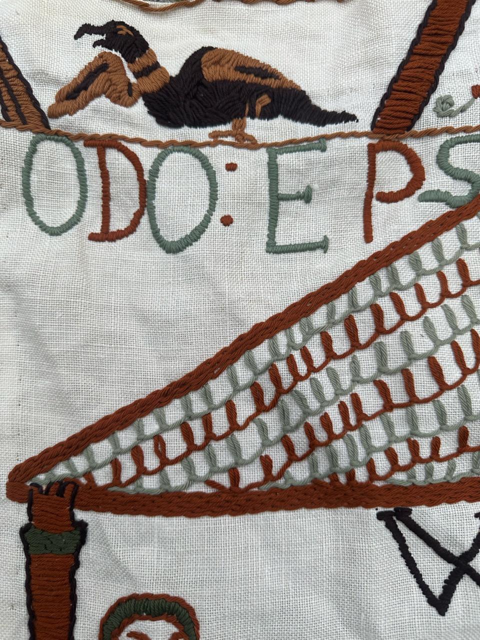Precioso tapiz bordado francés vintage de Bobyrug, diseño del museo de Bayeux Lana en venta