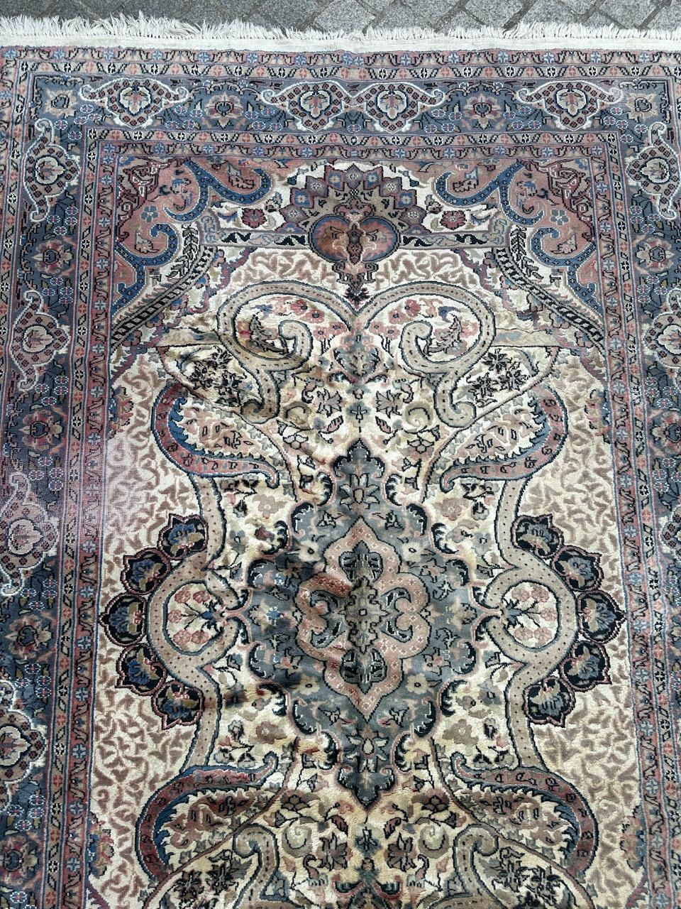 Hand-Knotted Beautiful vintage Pakistani rug