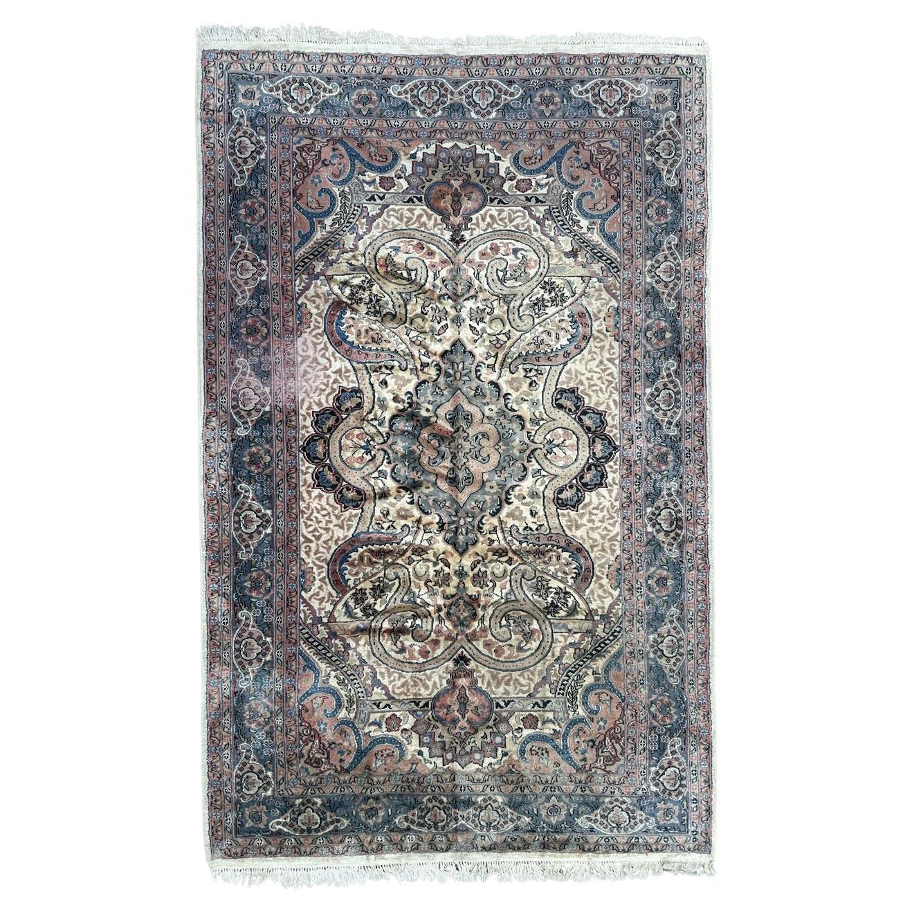 Beautiful vintage Pakistani rug  For Sale