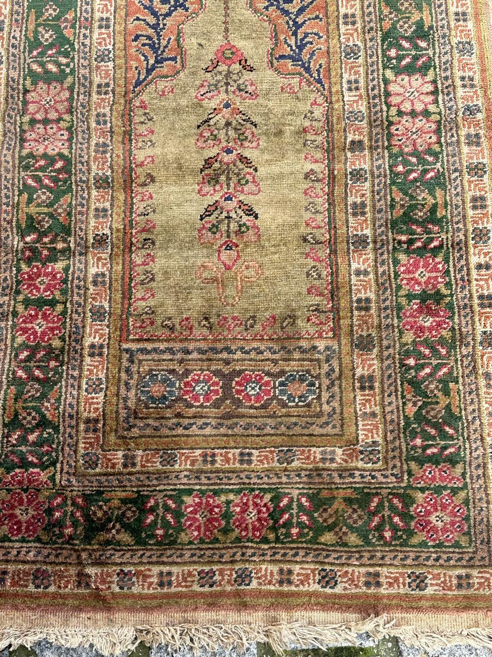 Hübscher türkischer Kayseri-Teppich im Vintage-Stil mit schönem Mihrab-Muster und schönen Farben mit einem grünen Feld mit blauem, orangefarbenem und rosa Muster, vollständig handgeknüpft mit Seide auf Baumwollbasis.

✨✨✨
