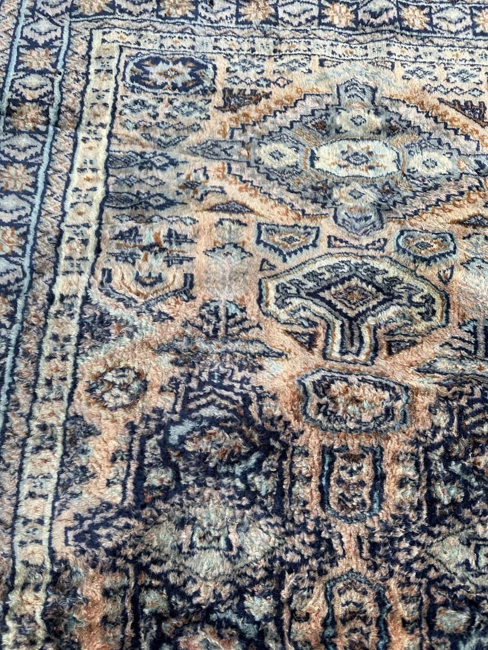 Magnifique tapis pakistanais de la fin du 20e siècle avec un design tribal turkmène et de belles couleurs avec du bleu gris, de l'orange, du bleu et du blanc. Entièrement noué à la main avec de la laine sur une base de coton.

✨✨✨
