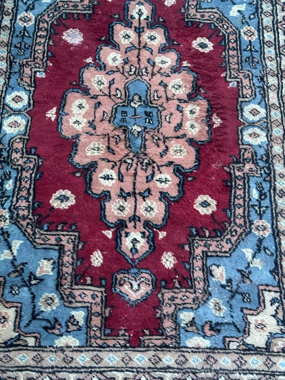 Schöner pakistanischer Teppich aus dem späten 20. Jahrhundert mit einem turkmenischen Stammesmuster und schönen Farben mit einem Blau,  rot  und orange . Vollständig handgeknüpft mit Wolle auf Baumwollbasis.
Einige Abnutzungen durch den Gebrauch und