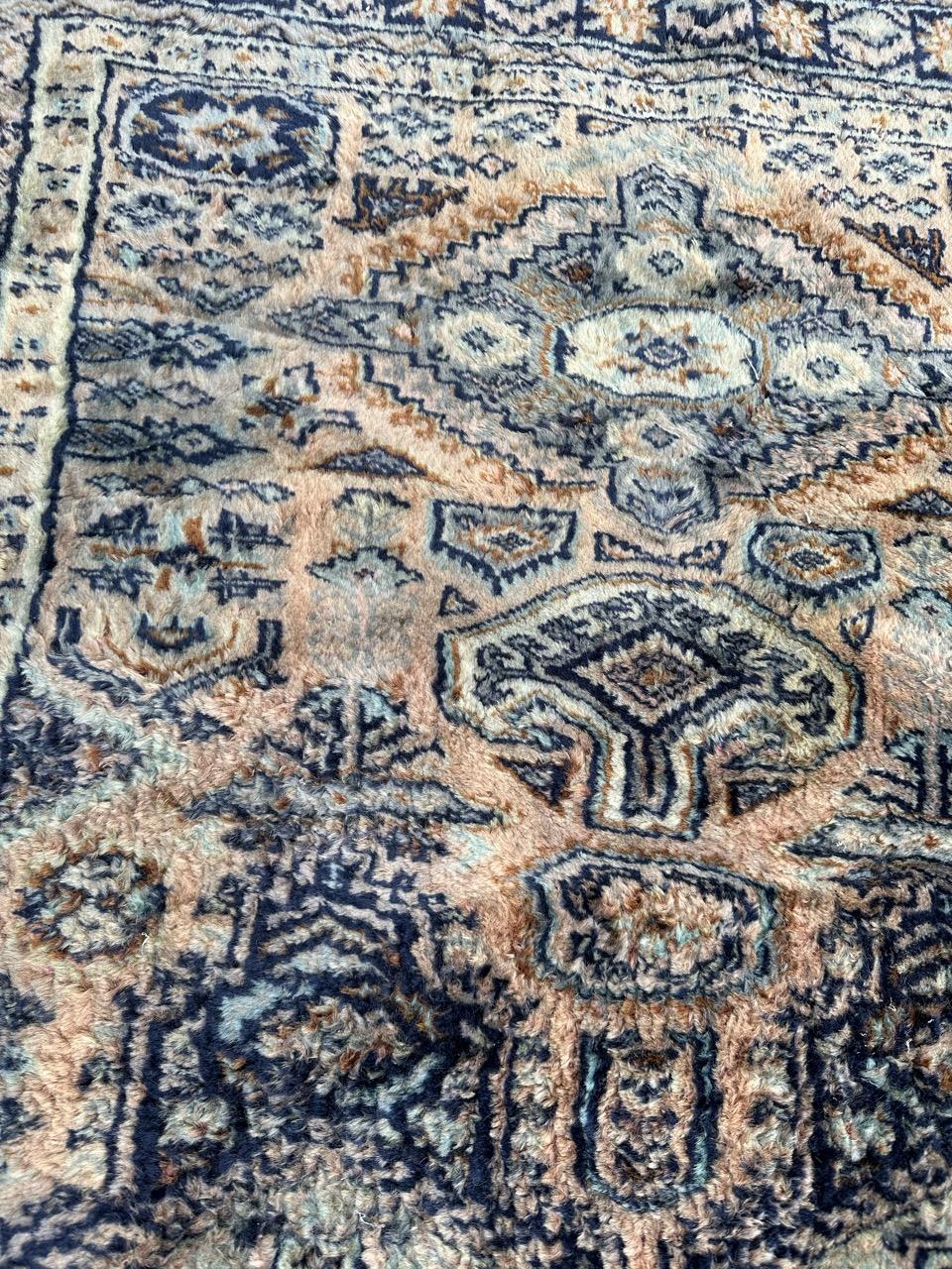 Pakistanais Bobyrug's Magnifique tapis pakistanais vintage de style turkmène  en vente