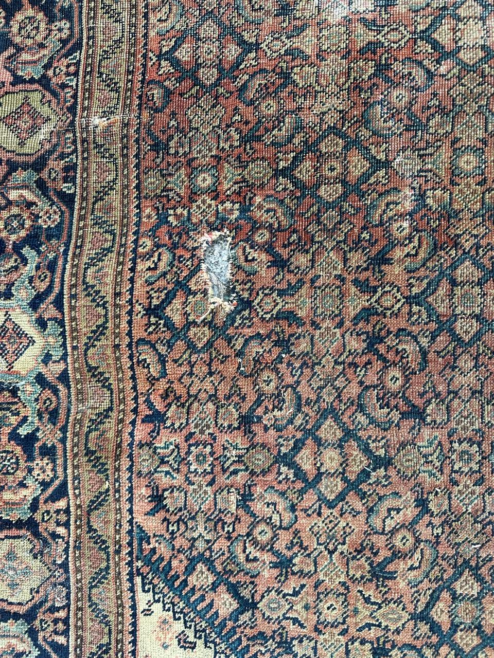 Schöner antiker Farahan-Teppich mit schönem Herati-Muster und schönen Naturfarben in Rot, Blau, Grün und Weiß, vollständig und fein handgeknüpft mit Wolle auf Baumwollgrund. Alters- und gebrauchsbedingte Abnutzungen und Beschädigungen.