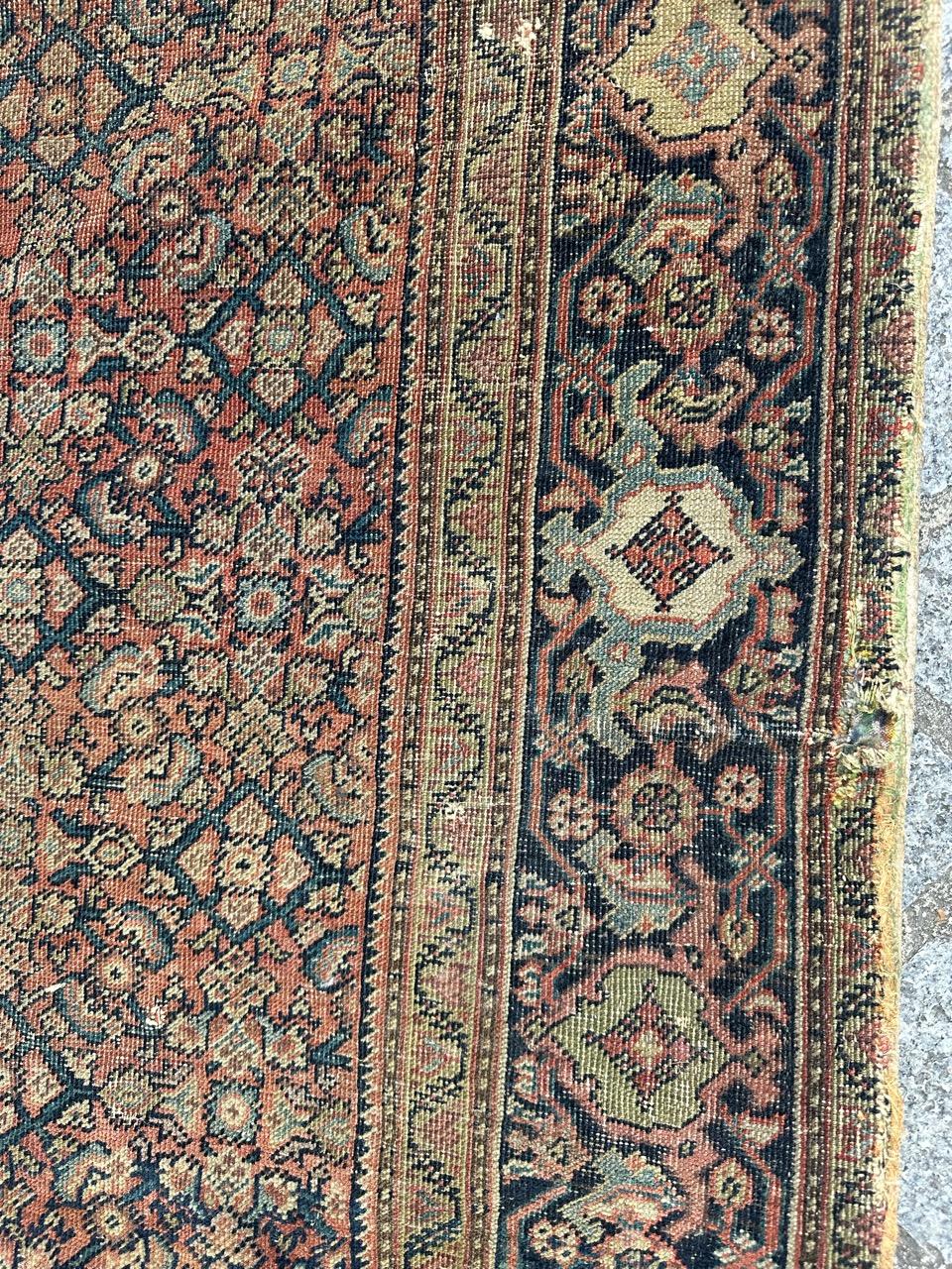 Bobyrug’s distressed antique Farahan rug In Distressed Condition For Sale In Saint Ouen, FR