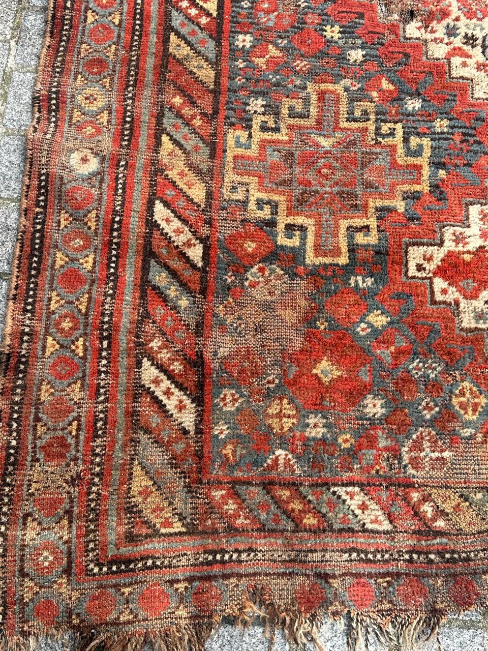 Bobyrug’s distressed antique Shiraz rug In Distressed Condition For Sale In Saint Ouen, FR