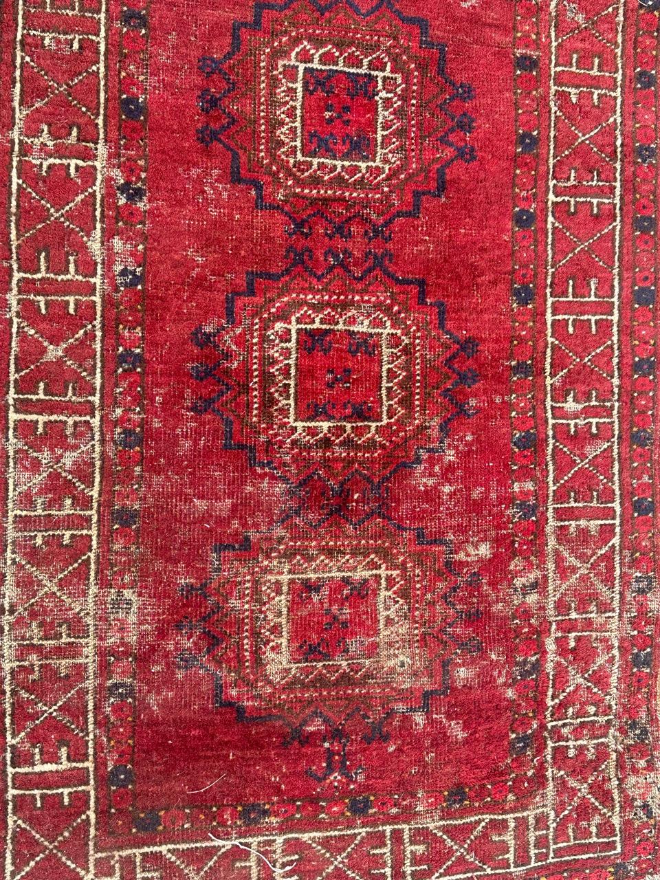 Schöner antiker turkmenischer Stammesteppich mit geometrischem Muster und schönen Naturfarben in rot, braun, blau und weiß, viele Gebrauchsspuren und kleine Beschädigungen, komplett handgeknüpft mit Wolle auf Wollbasis.

✨✨✨
