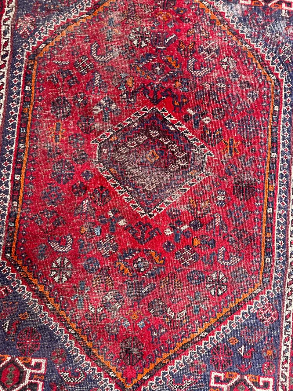 Schöner Shiraz-Teppich aus der Mitte des Jahrhunderts mit schönem geometrischem und Tribal-Muster in schönen Farben mit Rot, Orange, Blau, Lila und Weiß. Starke alters- und gebrauchsbedingte Gebrauchsspuren, komplett handgeknüpft mit Wolle auf