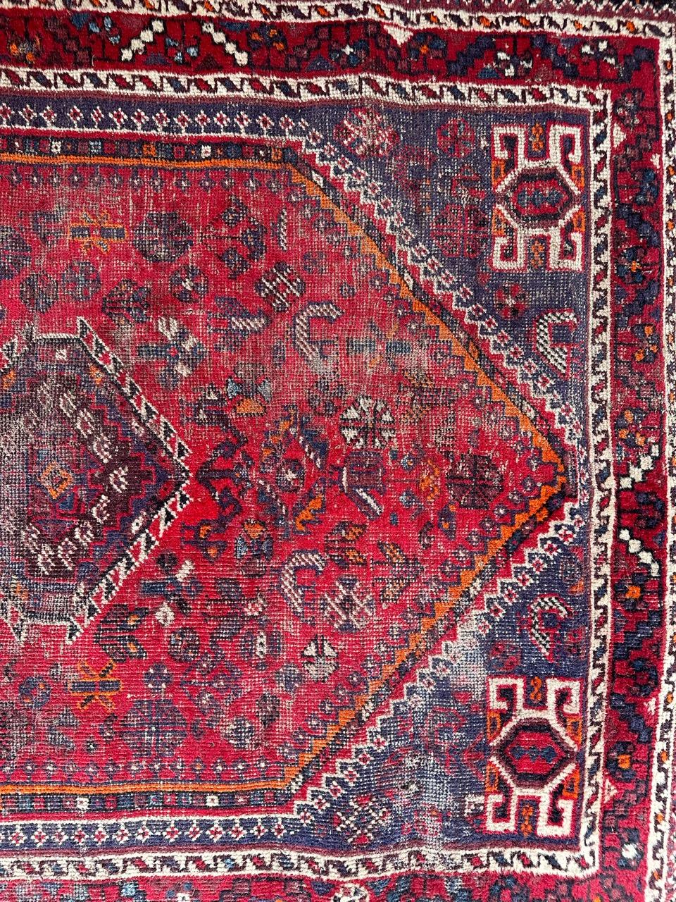 Bobyrugs strapazierter Shiraz-Teppich aus der Mitte des Jahrhunderts (Asiatisch) im Angebot