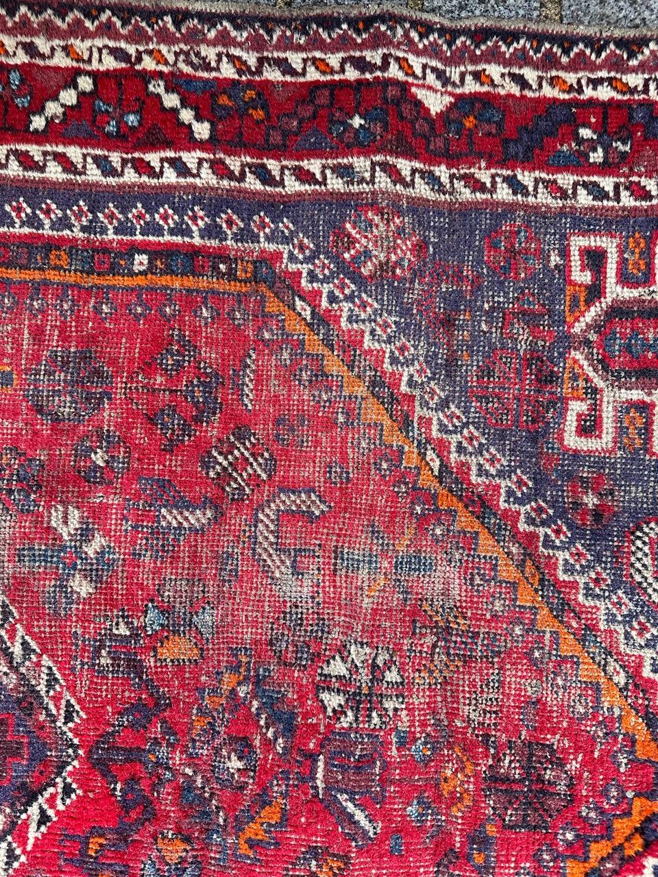Bobyrugs strapazierter Shiraz-Teppich aus der Mitte des Jahrhunderts im Zustand „Starke Gebrauchsspuren“ im Angebot in Saint Ouen, FR