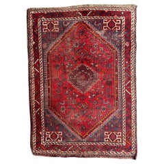 Bobyrugs strapazierter Shiraz-Teppich aus der Mitte des Jahrhunderts 