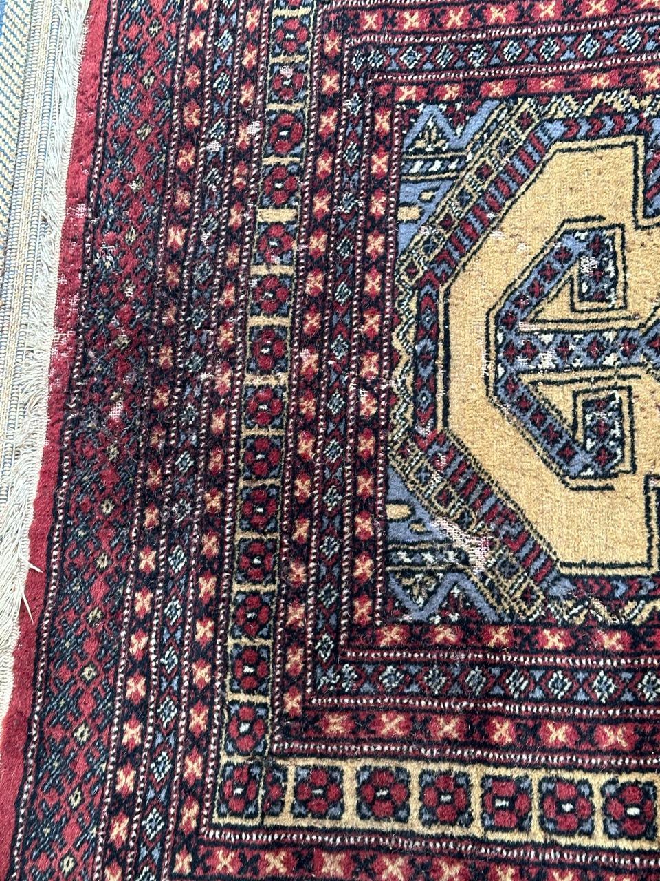 Vintage Pakistan Teppich mit geometrischen turkmenischen Muster und blau, gelb, schwarz und rot auf Farben, trägt durch den Einsatz, ganz handgeknüpft mit Wolle auf Baumwollbasis 

✨✨✨
