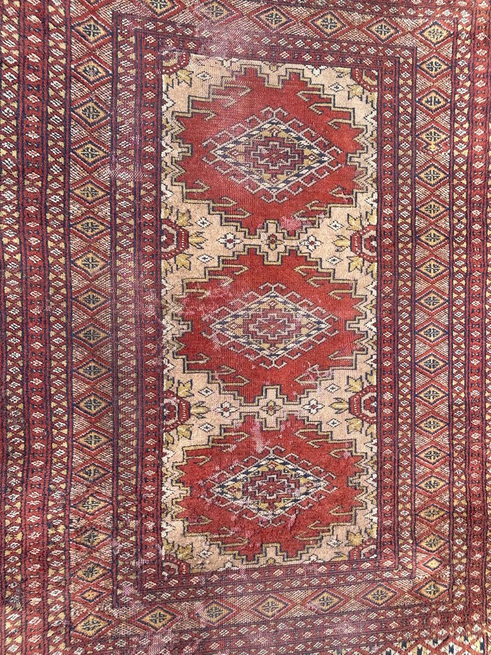 Magnifique tapis pakistanais vintage avec de jolis motifs géométriques dans le style des tapis turkmènes et de belles couleurs, entièrement noué à la main avec de la laine sur une base de coton. 
Vêtements d'uniforme 

✨✨✨
