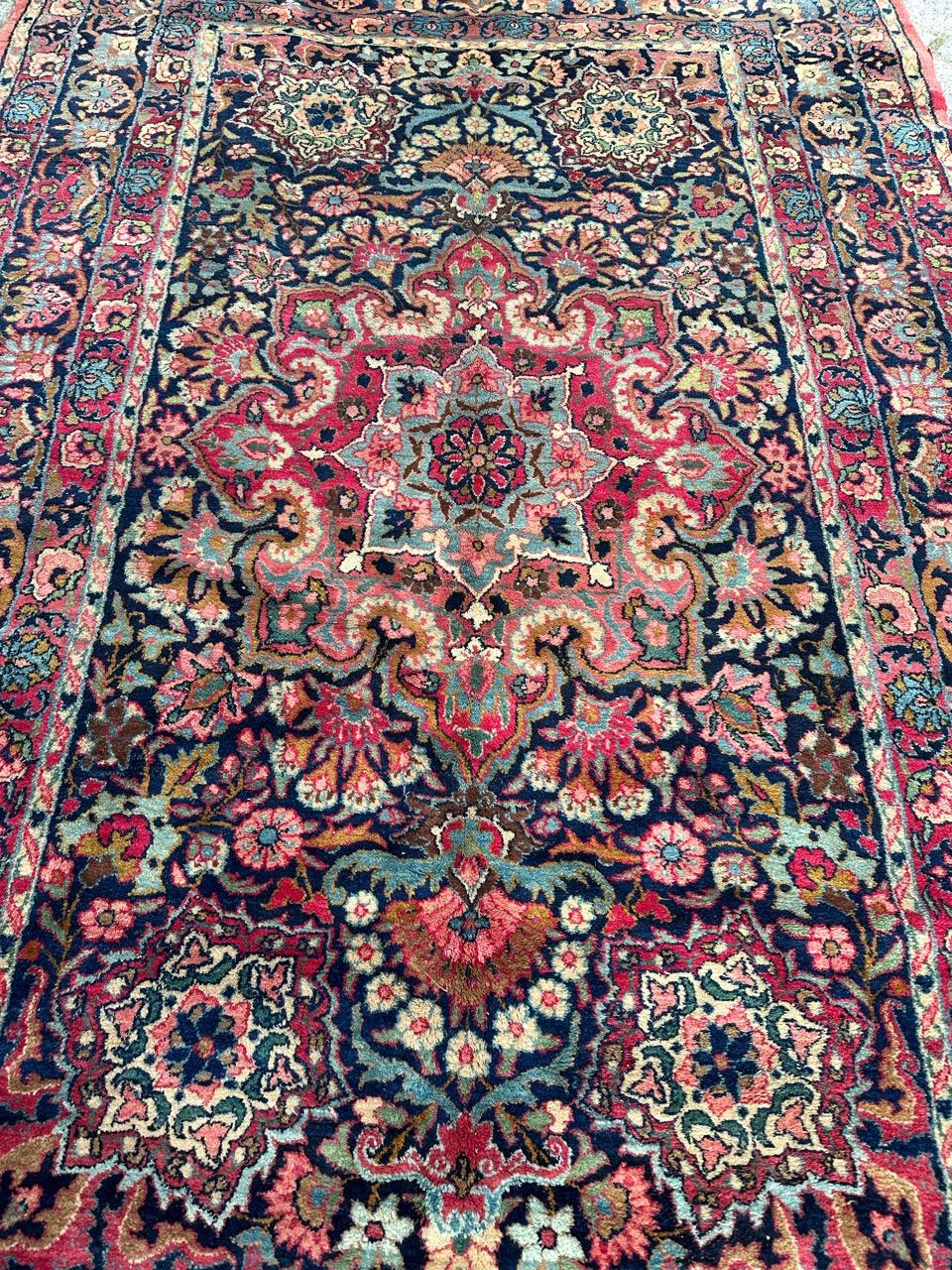 Entdecken Sie die zeitlose Eleganz eines antiken Ispahan-Teppichs aus dem späten 19. Jahrhundert. Dieses sorgfältig mit Wolle auf einem Baumwollgrund geknüpfte Meisterwerk zeigt ein kompliziertes Blumenfeld auf nachtblauer Leinwand. Es ist mit