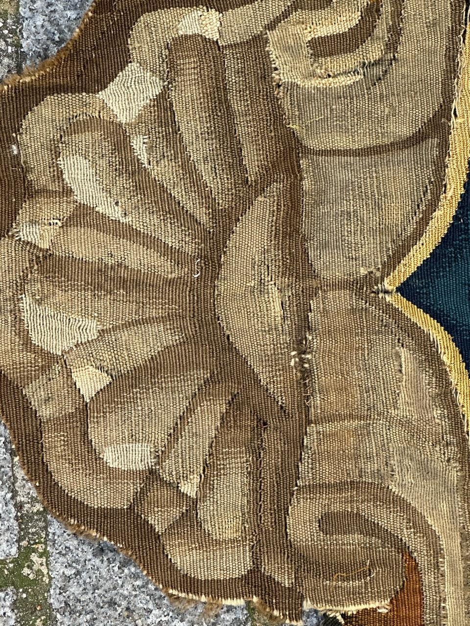 Très beau fragment de tapisserie belge de Bruxelles du 17ème siècle avec de belles couleurs, peut être utilisé pour un document ou être encadré.