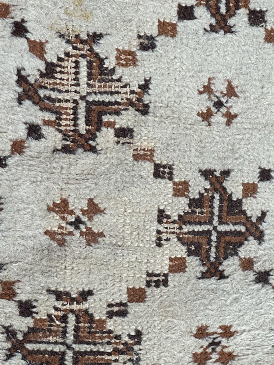 Schöner marokkanischer Teppich aus dem frühen 20. Jahrhundert mit schönem, einfachem Design im Art-Deco-Stil und hellen Farben mit Weiß, Braun und Dunkelbraun, komplett handgeknüpft mit Wolle auf Baumwollbasis 

✨✨✨
