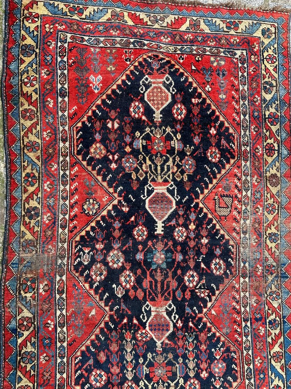 Très beau tapis tribal de la fin du 19ème siècle de la région d'Azerbaïdjan, avec de jolis motifs géométriques et stylisés avec des pots de fleurs, des animaux et d'autres motifs stylisés, et de jolies couleurs naturelles, entièrement noué à la main
