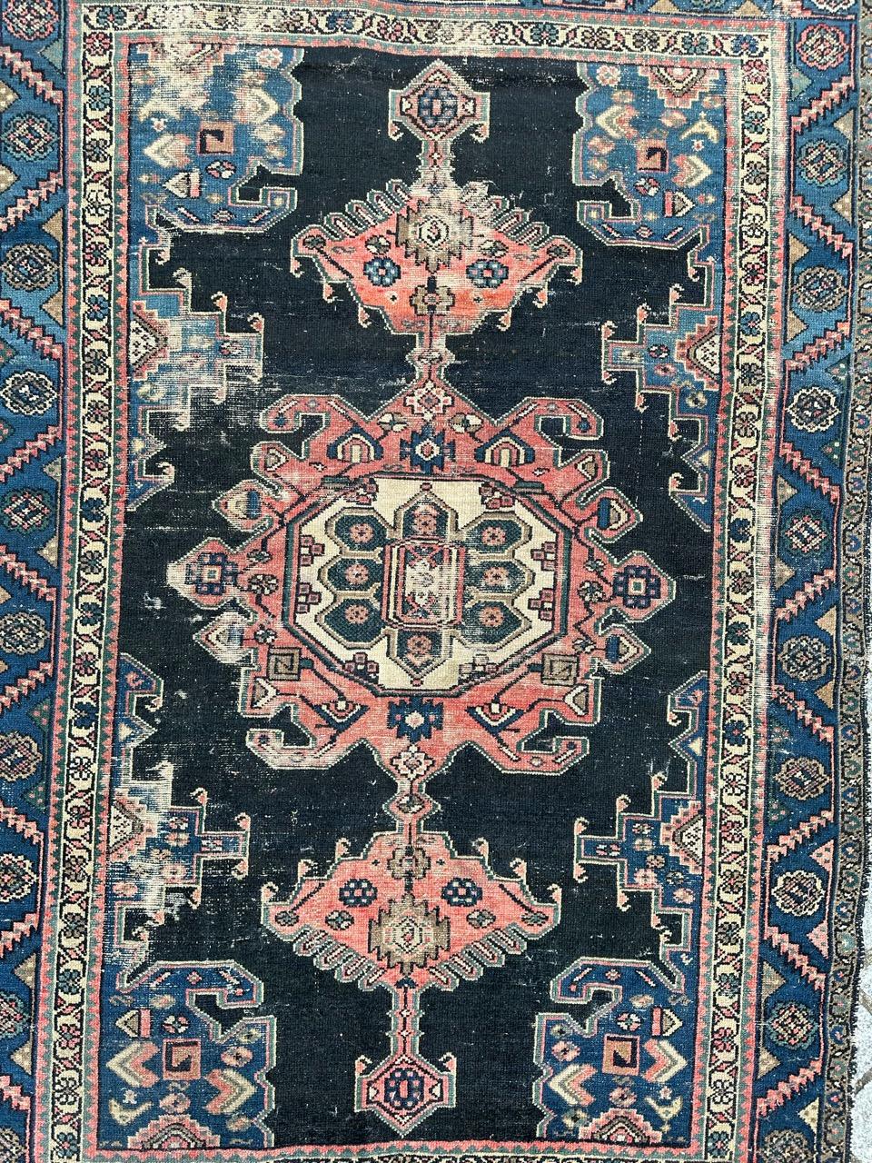 Beautiful late 19th century Hamadan rug with nice geometrical and stylized designs and beautiful natural colours, with a dark blue in field and a big orange medallion with white and green inside, a blue marine border and a grey border, entirely hand