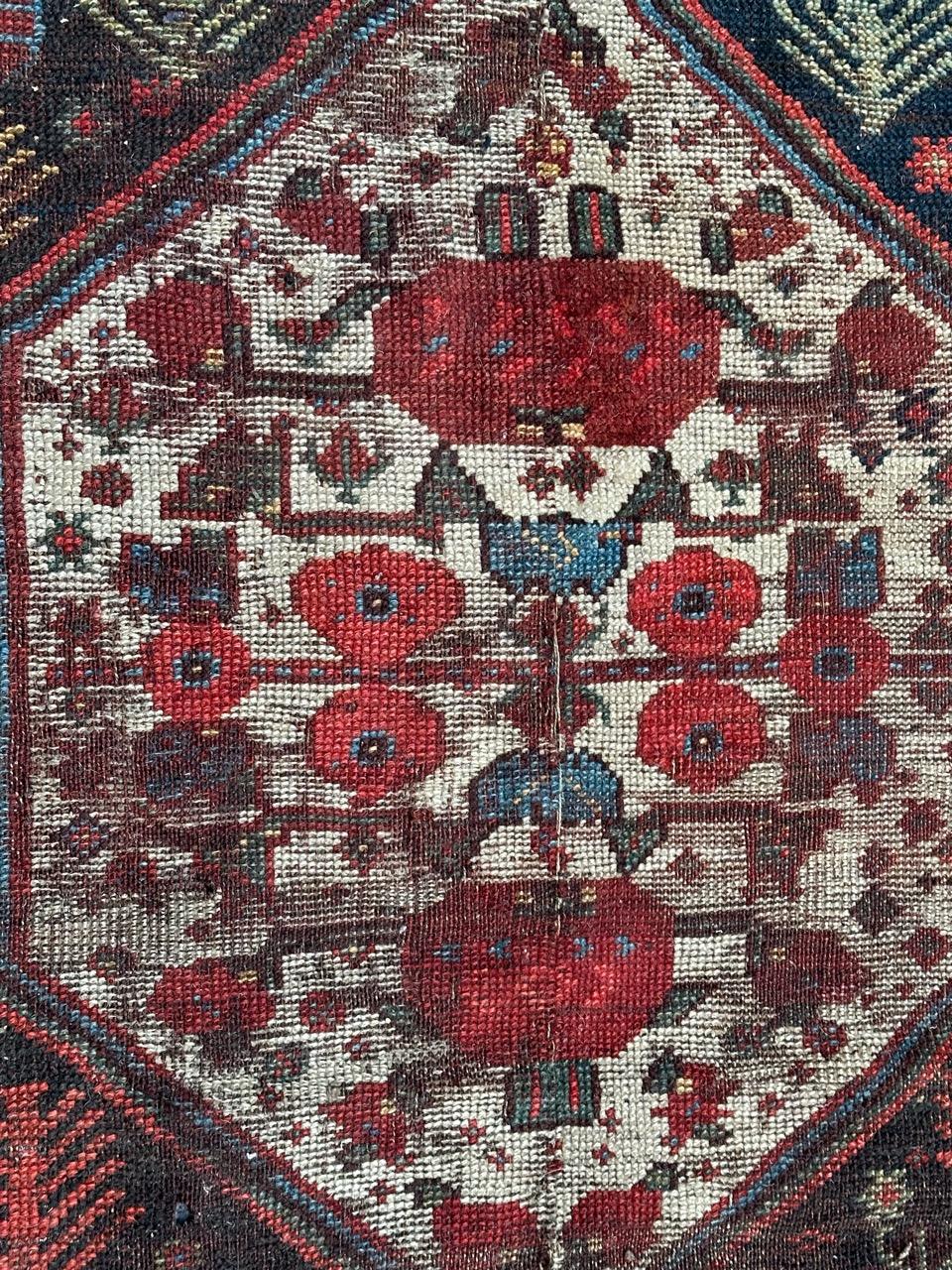 Nature : tapis de la fin du 19e siècle en forme de fragment de qashqai avec de beaux motifs géométriques et tribaux et de belles couleurs naturelles, entièrement noué à la main avec de la laine sur une base de laine. 

✨✨✨
