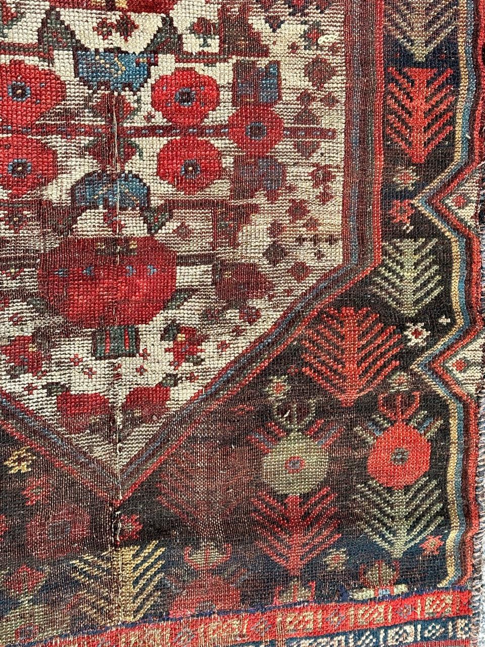 Noué à la main Le beau tapis antique de Bobyrug en fragments de qashqai vieillis  en vente