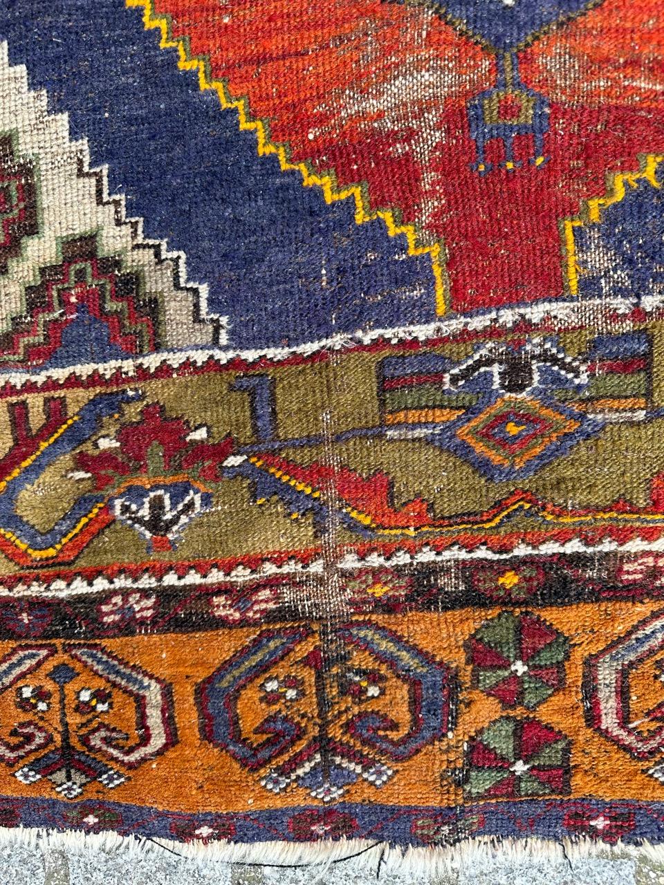 Noué à la main Le beau tapis turc antique en détresse de Bobyrug  en vente