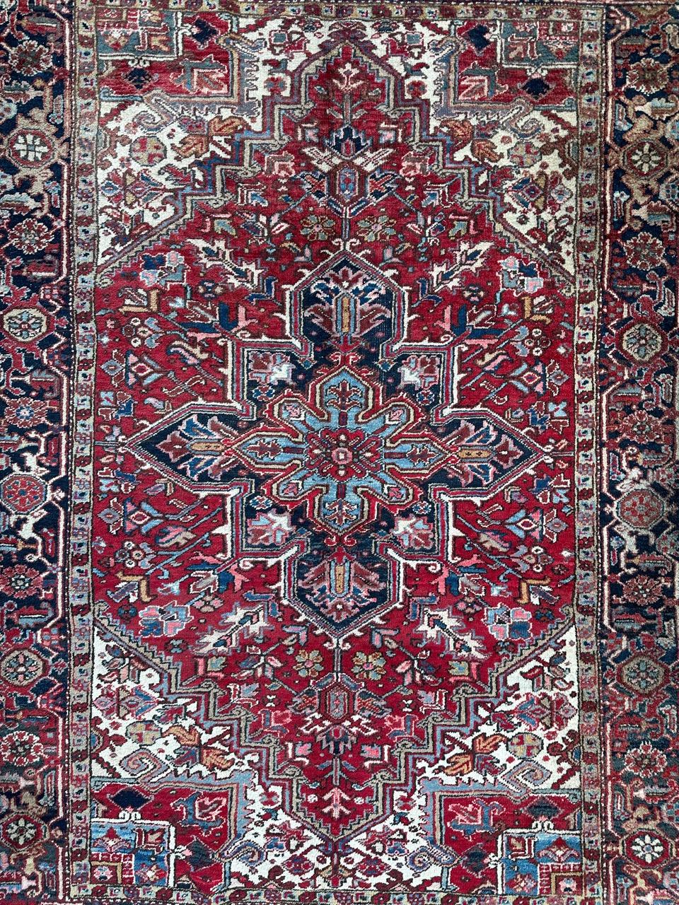 Hübscher Heriz-Teppich aus der Mitte des Jahrhunderts mit schönem Stammes- und geometrischem Muster in schönen Farben, vollständig handgeknüpft mit Wolle auf Baumwollbasis.

✨✨✨
