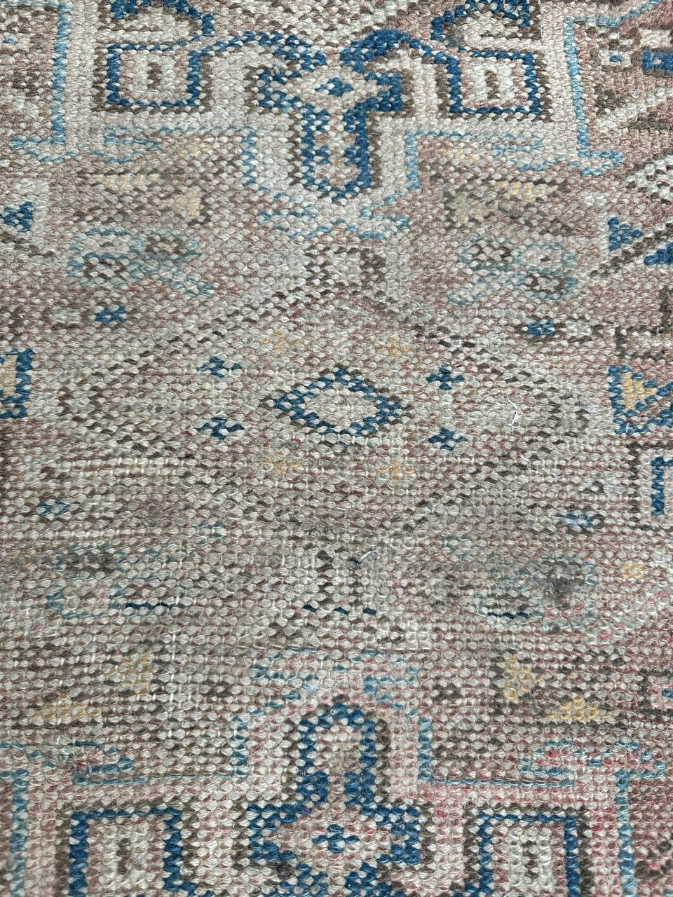 Kleiner antiker Hamadan-Teppich mit hübschem geometrischem Muster und schönen verblassten Farben, komplett handgeknüpft mit Wolle auf Baumwollgrund.

✨✨✨
