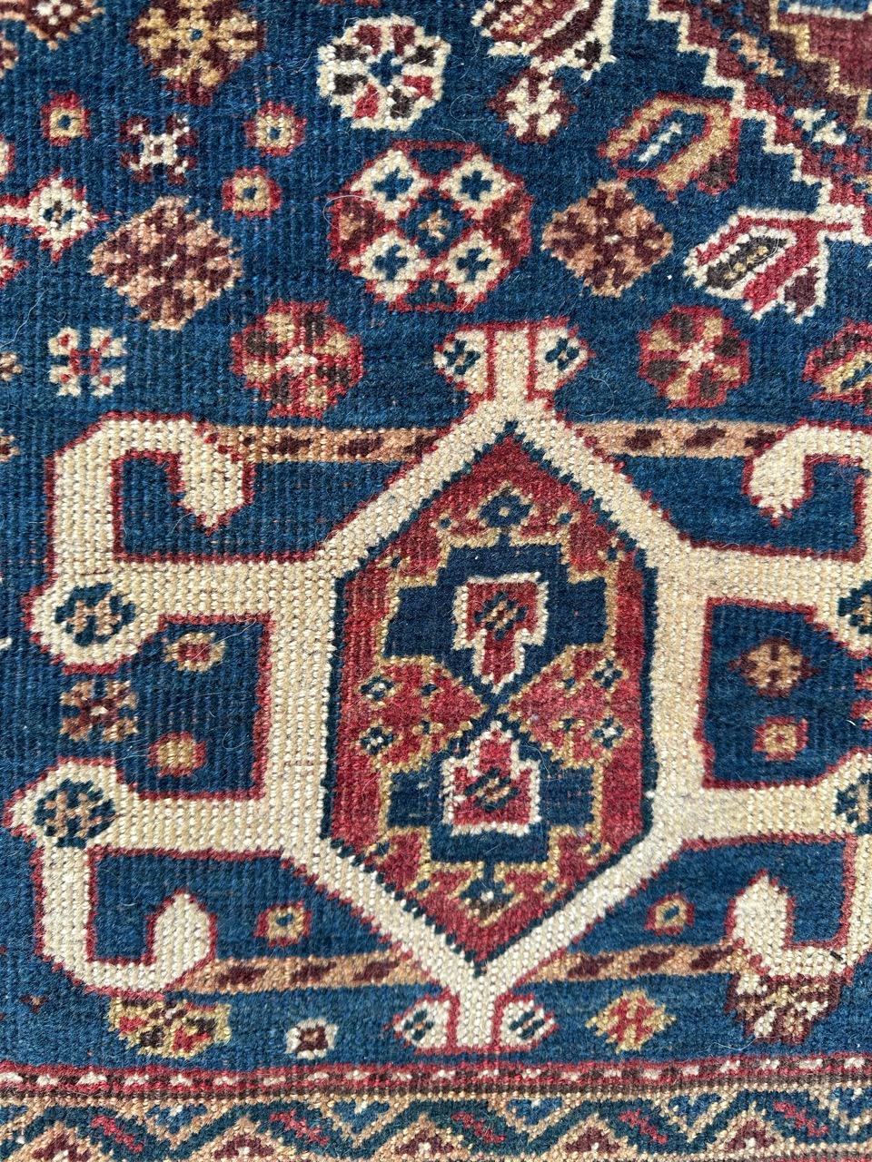 Le beau tapis antique qashqai de Bobyrug  en vente 4