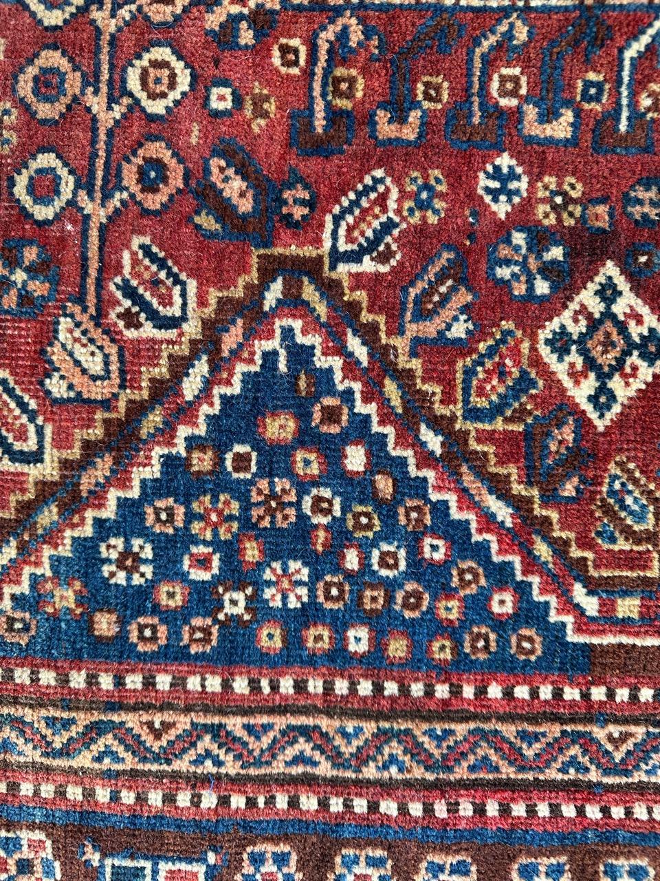 Le beau tapis antique qashqai de Bobyrug  en vente 11
