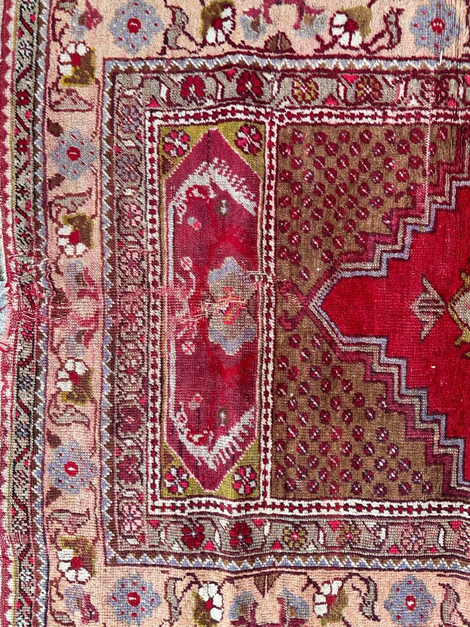 Hübscher antiker türkisch-anatolischer Teppich mit schönem geometrischem Muster und schönen Farben mit Rot, Grün, Grau und hellem Orange, komplett handgeknüpft mit Wolle auf Wollfond 

✨✨✨
