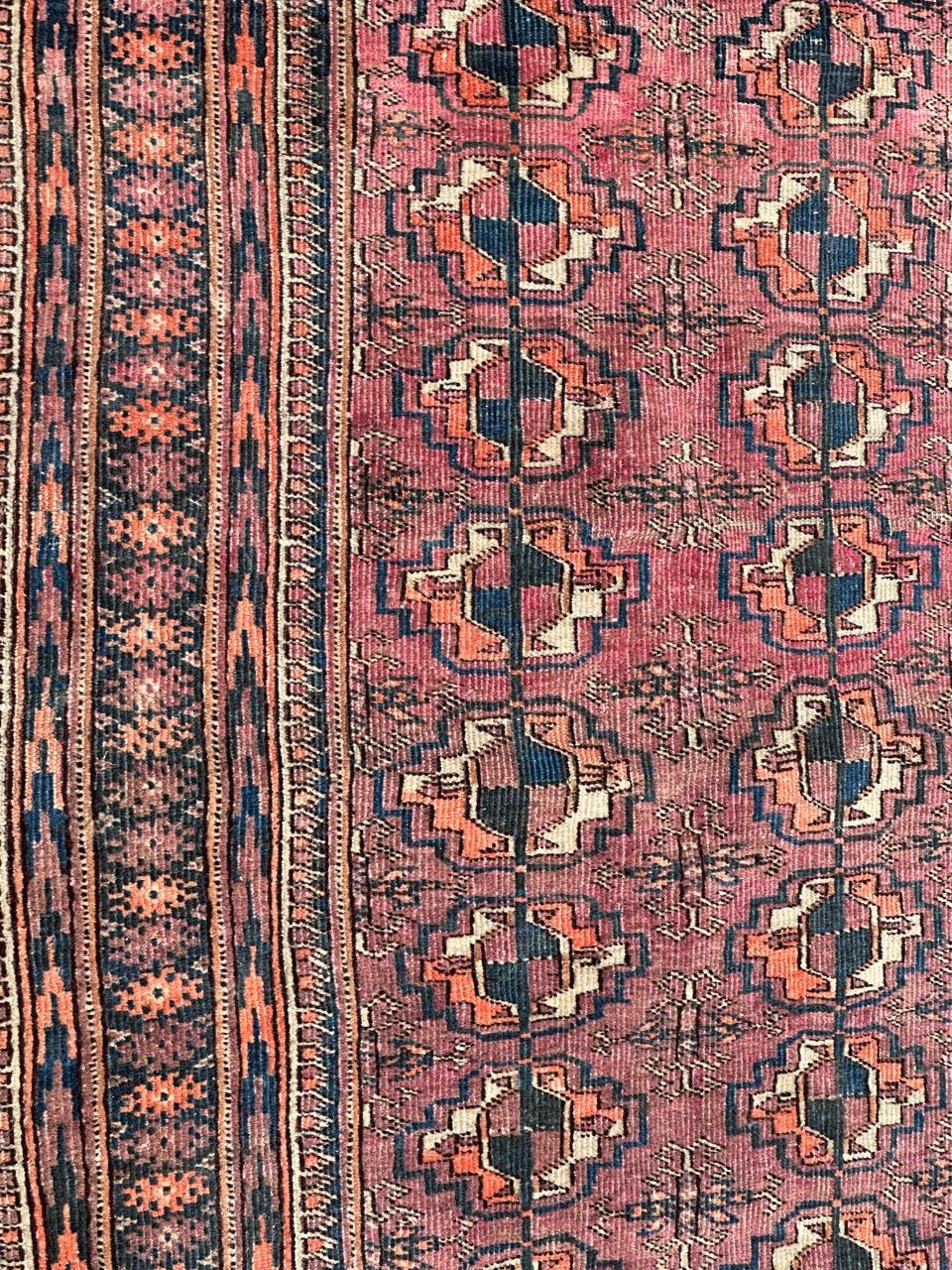 Magnifique tapis turkmène du début du 20ème siècle avec de jolis motifs géométriques et traditionnels des tapis de Bokhara et de belles couleurs naturelles, entièrement noué à la main avec de la laine sur une base de laine. 

✨✨✨
