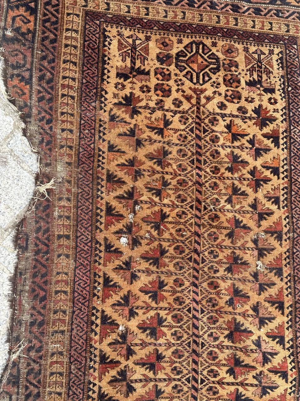 Noué à la main Bobyrug's nice distressed antique fine tribal Baluch rug  en vente