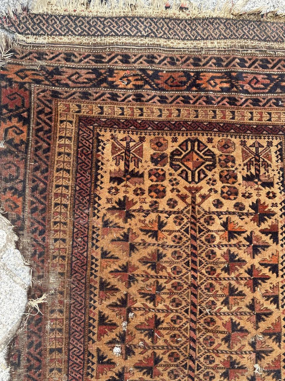 nice distressed antique fine tribal Baluch rug  In Distressed Condition For Sale In Saint Ouen, FR