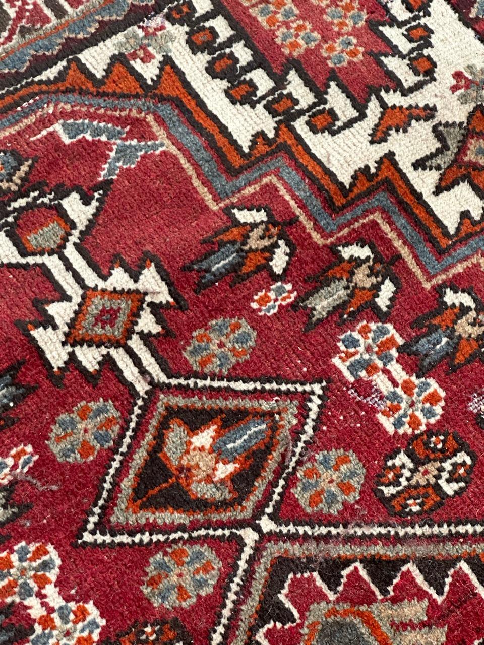 Hübscher Vintage-Hamadan-Teppich mit schönem geometrischem Muster und schönen Farben in Rot, Grün, Blau und Orange, komplett handgeknüpft mit Wolle auf Baumwollgrund.
Viele Abnutzungen an einigen Teilen.

✨✨✨
