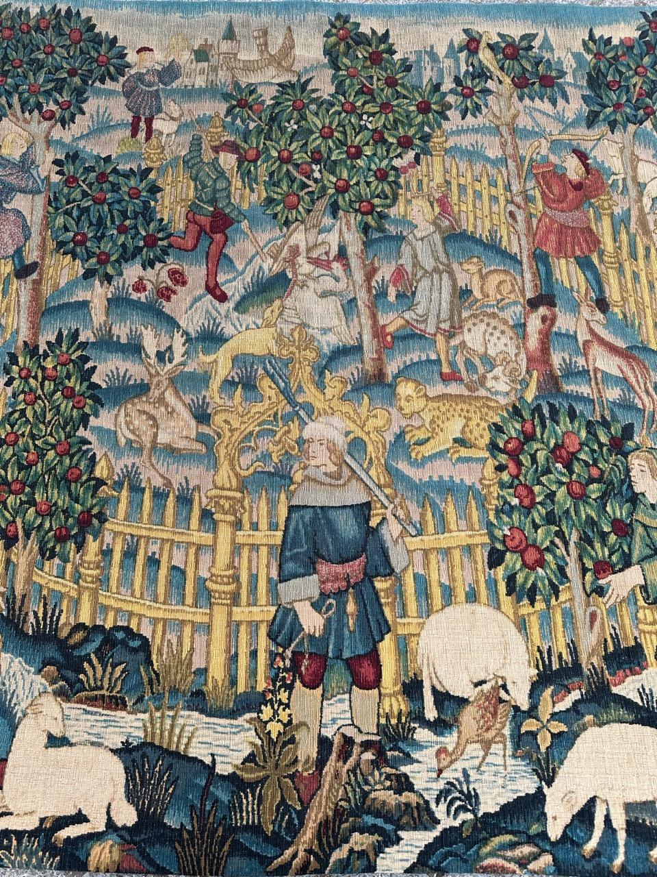 Tauchen Sie ein in die Faszination dieses französischen Wandteppichs aus der Mitte des 20. Jahrhunderts, dessen Design von einem gewebten Meisterwerk aus dem 15. Jahrhundert mit dem Titel 