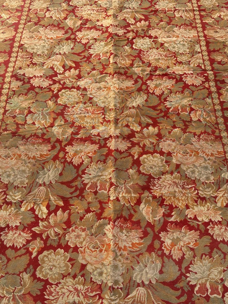 Tauchen Sie ein in die Faszination dieses französischen Gobelinvorhangs aus der Mitte des 20. Jahrhunderts, der ein Blumenmuster zeigt. Sie sind in exquisiten Rot-, Gelb-, Grün- und Weißtönen gehalten und werden auf Jacquard-Webstühlen aus Wolle und