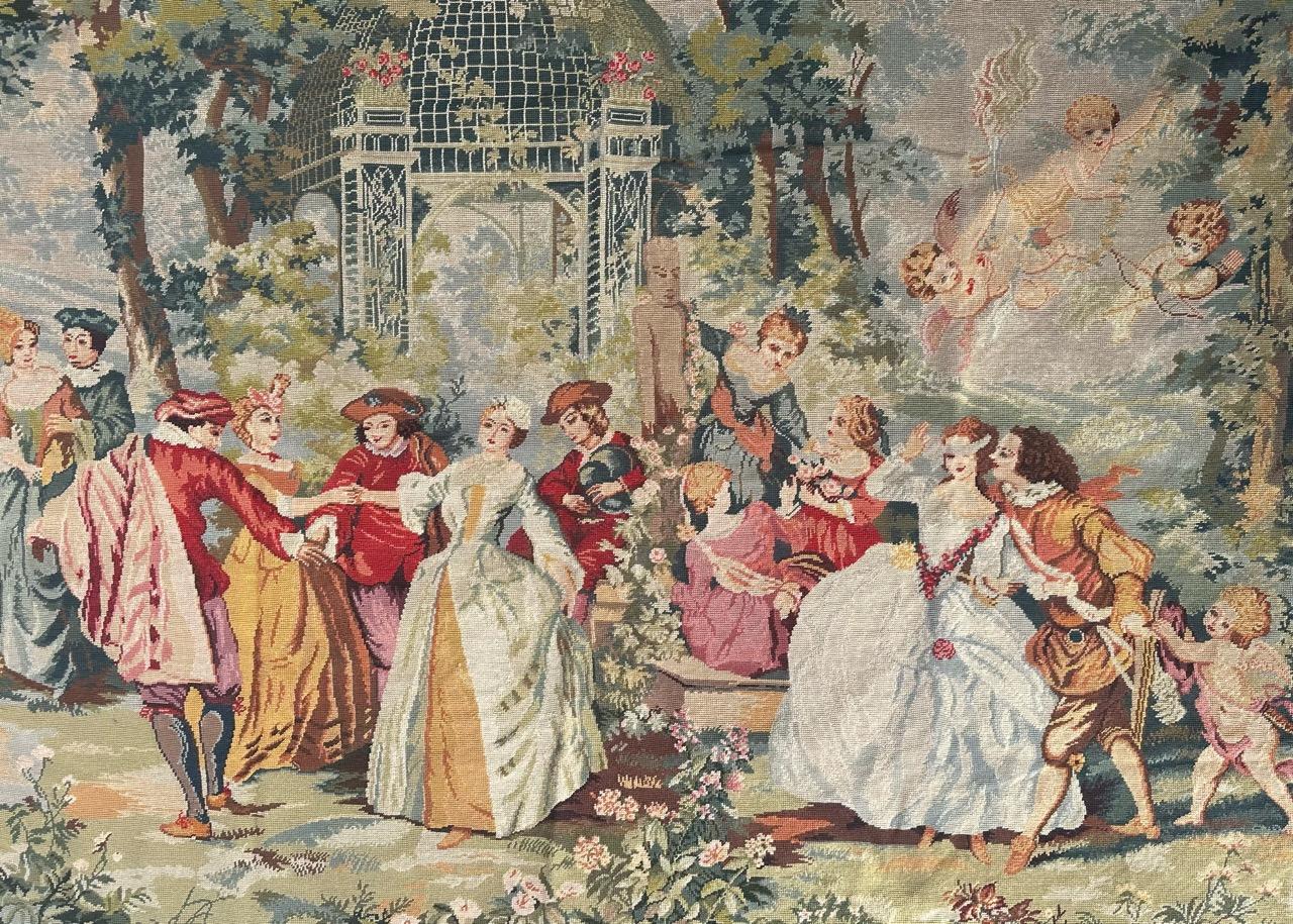 Très belle tapisserie française du milieu du siècle dernier avec un joli dessin représentant la fête dans les champs, avec des personnages jouant, dansant et s'amusant. avec de jolies couleurs de rouge, orange, vert, jaune et marron. entièrement