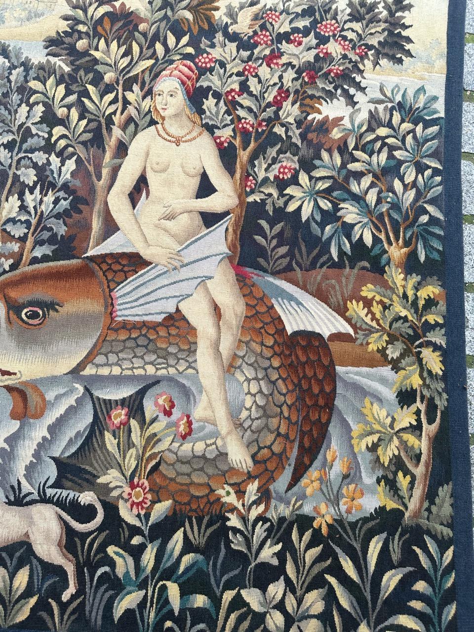 Découvrez l'élégance intemporelle de cette exquise tapisserie d'Elegon datant de la seconde moitié du XXe siècle. Doté d'un design captivant rappelant les tapisseries médiévales, il représente une scène de Persée de la mythologie grecque, on peut y